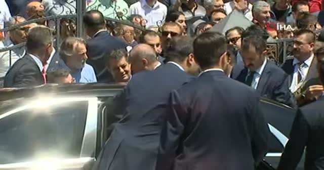 Cumhurbaşkanı Erdoğan’a cuma namazı çıkışında vatandaşlardan yoğun ilgi