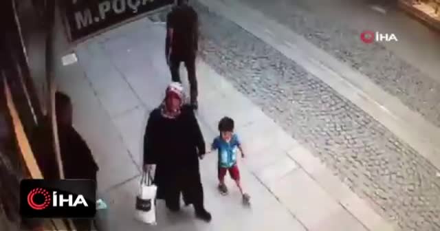 Duvardan dökülen mermerden son anda kurtuldular
