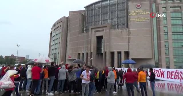 Galatasaray taraftarı kritik dava öncesi adliyeye akın etti