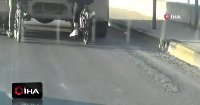 Hafriyat kamyonunun arkasına tutunan gençler böyle kaçıştı