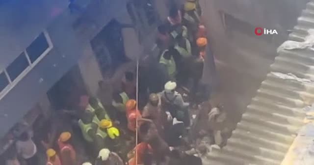 Hindistan'da bina çöktü! 12 ölü, onlarca kişi enkaz altında