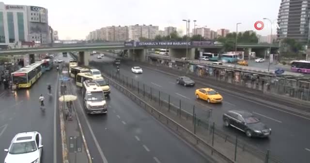 İstanbul’da yağış başladı: Yağmura hazırlıksız yakalananlar ilginç görüntüler oluşturdu