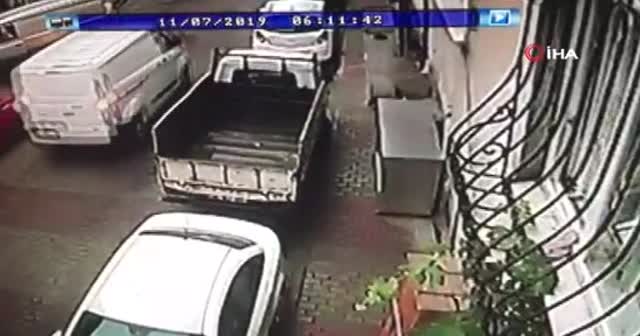Kağıthane’de trajikomik hırsızlık: Çaldıkları aracı bırakıp, kamyoneti çaldılar