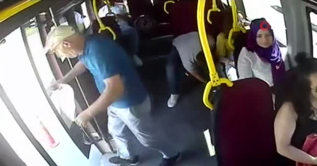 Kaşla göz arasında 2 bin lirayı aldı