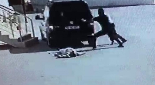 Kavgada yere yığılan adamın üzerinden arabayla geçti