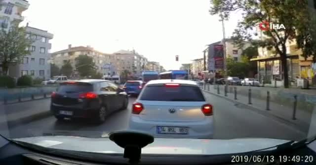 Maltepe’de minibüsçülerin yolcu kapma yarışı!