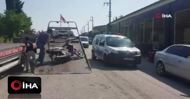 Manisa'da motosiklet sürücüsü forklift demirine takılarak yaralandı