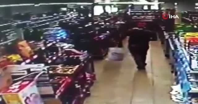 Markette ürünleri çantasına saklayarak çalmaya çalışan hırsız kamerada