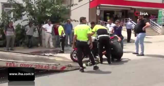 Motosiklet minibüsün altında kaldı, sürücüsü ağır yaralandı