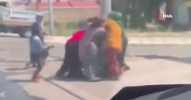 Pişkinliğin böylesi... Ağrı’da dilencilerin yer kavgası pes dedirtti