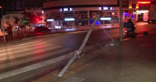 Sancaktepe'de feci kaza! Otomobilin kaldırıma uçarak yayaların arasına daldı