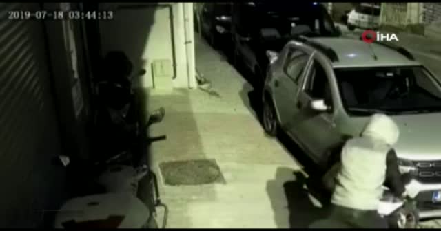 Saniyeler içerisinde motosiklet çalan hırsızlar kamerada
