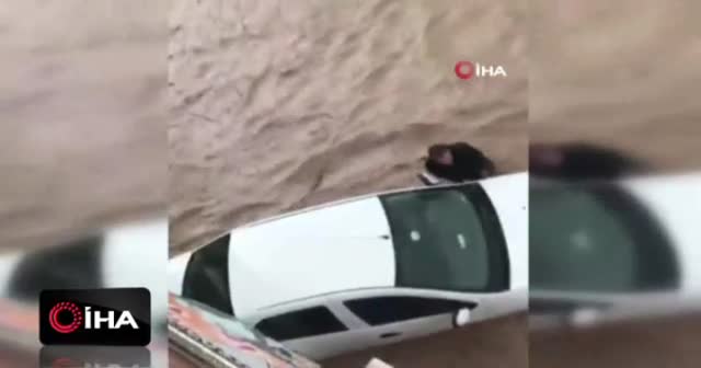 Sel sularına kapılan otomobili yüzdürerek kurtardılar
