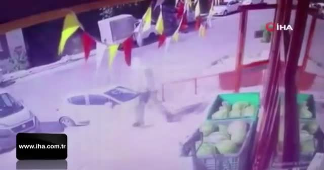 Sultangazi'de silahlı 4 kişinin market soyduğu o anlar kamerada