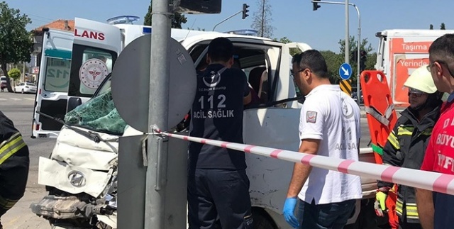 Trafik ışığı direkleri faciayı önledi: 2 yaralı