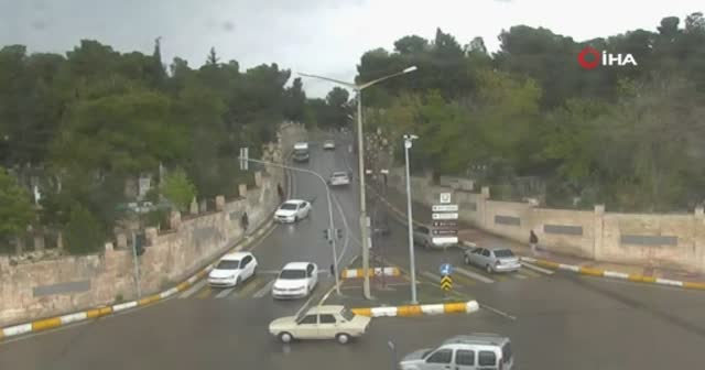 Trafik magandaları durdurak bilmiyor! Kavşağa hızlı girdi...