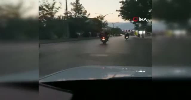 Trafikte tehlikeli anlar! Motosiklete 5 kişi bindiler