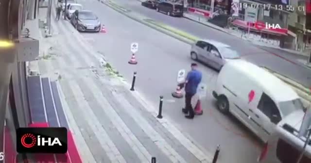 Uyuyakalan sürücünün teğet geçtiği yaya kıl payı ölümden döndü