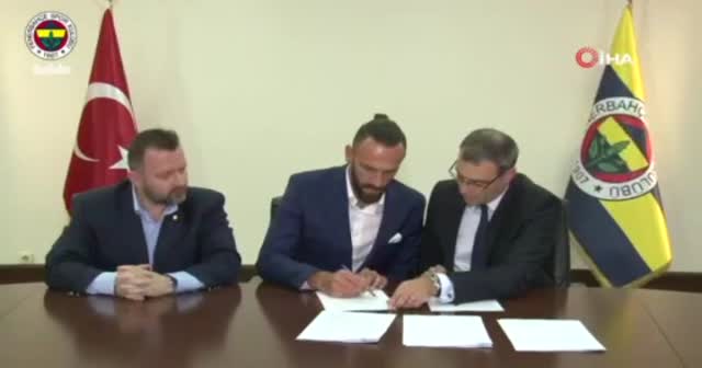 Vedat Muriç kendi transfer haberini sundu