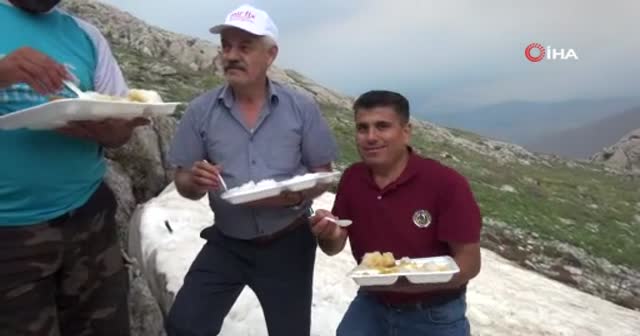 Ağustos ayında 2 bin 700 rakımda 'karsambaç' keyfi