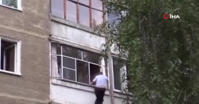 Bebeğini pencereden atmak isteyen babayı polis son anda engelledi!