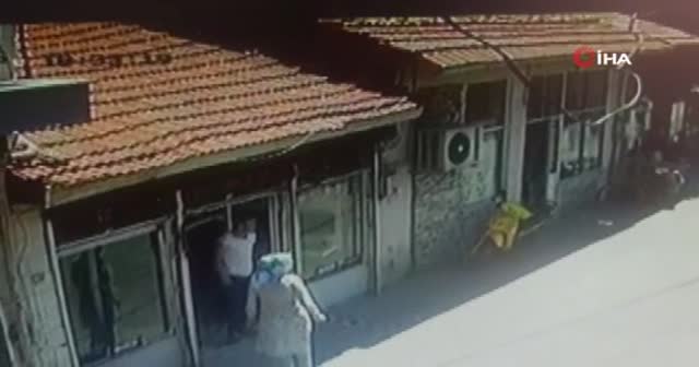 Deprem anı güvenlik kamerasında..