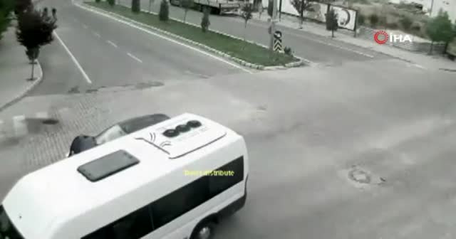 Dikkatsiz sürücülere trafik kazalarına neden oldu