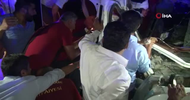 Diyarbakır'da korkunç kaza: 4'ü ağır, 8 kişi yaralandı
