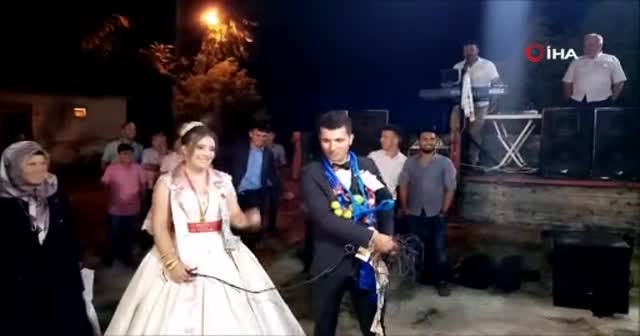 Düğünde gülümseten anlar: Damada öküz çanı, yular ve kelepçe taktılar