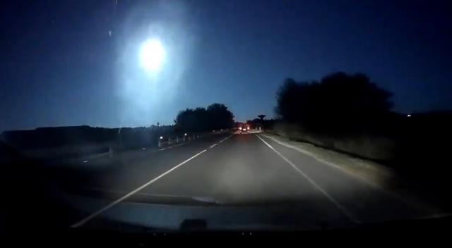 İtalya’da düşen meteor gökyüzünü aydınlattı