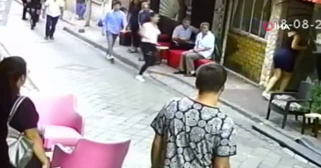 Kadınların cadde üzerindeki “eş” kavgası 3 ayrı suçtan aranan zanlıyı yakalattı!