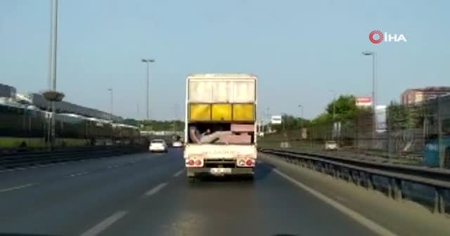 Kamyonet kasasında tehlikeli yolculuk kamerada