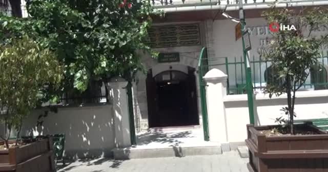 Karaköy’de camide uzanma numarası yaptı, uyuyan şahsın telefonunu böyle çaldı