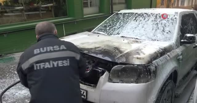 Park halindeki lüks cip alev alev yandı!