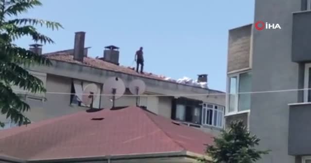Pendik’te 5 katlı binanın çatısında tehlikeli çalışma kamerada