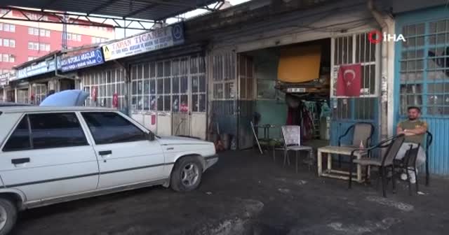 Satıp parasını alamadığı otomobilini iterek kaçırırken güvenlik kamerasına yakalandı