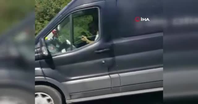 Seyir halinde olan aracın sürücüsü direksiyonu bırakıp yemek yedi