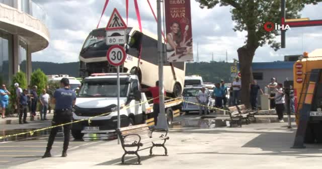Tarabya Sahili'nde denize uçan minibüs vinç yardımıyla çıkarıldı