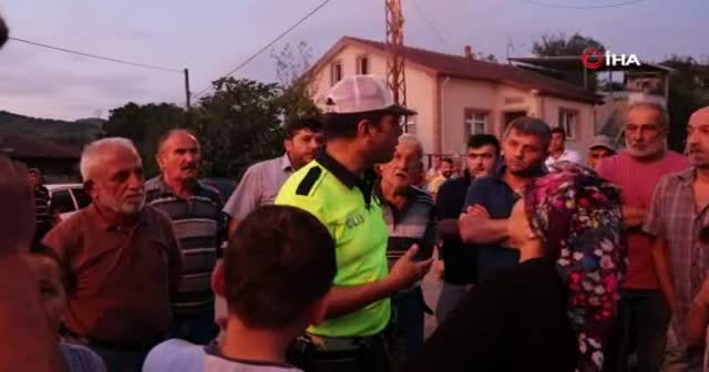 Tır sürücülerine kızıp yolu kapattılar