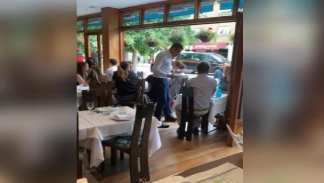 Türk restoran müdürü, müşterinin hayatını kurtardı