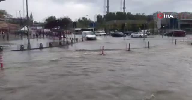 Yağış İstanbul'u fena vurdu... Üsküdar'da kara ile deniz birleşti