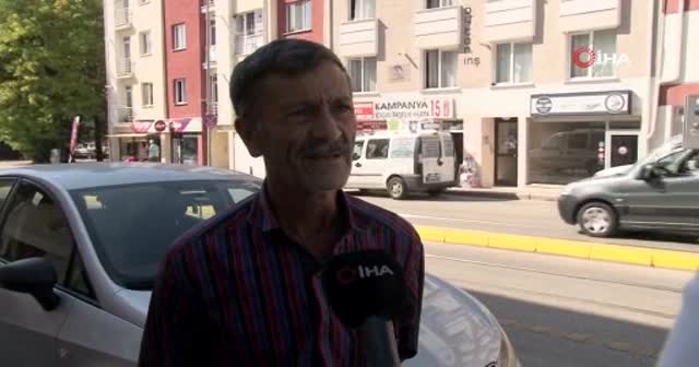 Yolun karşısına geçmek isteyen çocuğa otomobil çarptı