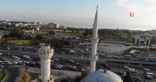 Avcılar’da kısmen yıkılan minarenin enkazı kaldırıldı