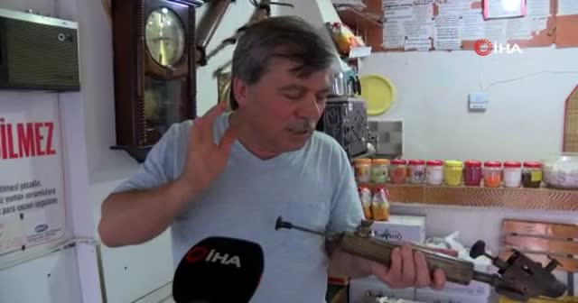 Bir kuruş ödemeden çay ocağını adeta müzeye çevirdi