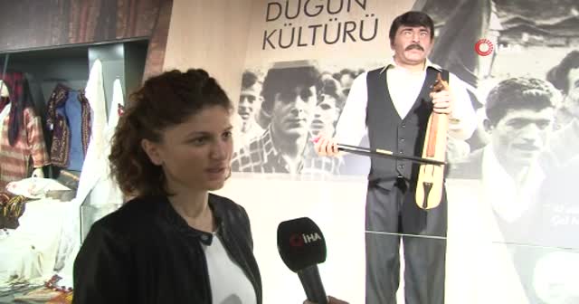 Bu bal mumu heykeli hem kemençe çalıyor hem söylüyor
