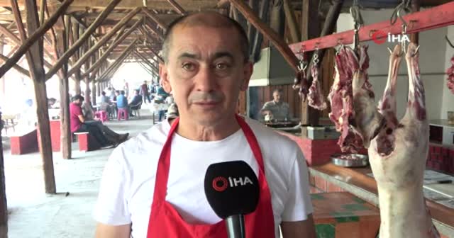 Bu fırınlarda 500 yıldır pişiyor... Yemek için yüzlerce kilometre öteden geliyorlar