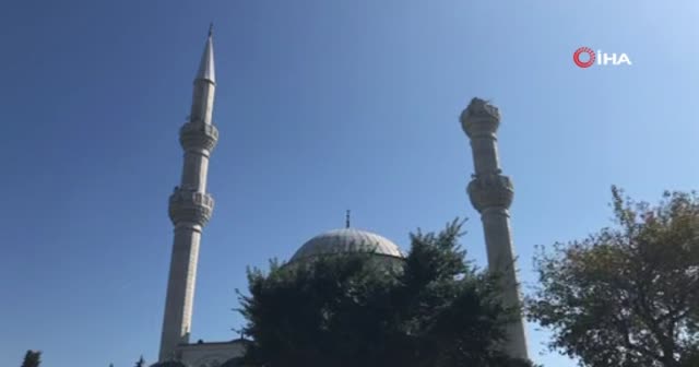Depremde caminin minaresi yıkıldı