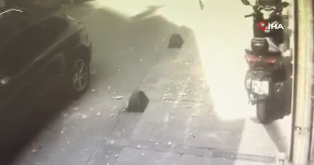 Depremde kaldırımdaki şahsın kafasına tuğla düştü