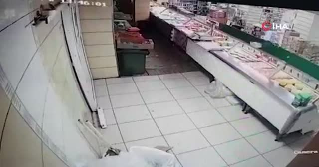 Depremden çayıyla kaçarken kapıyı kırdı