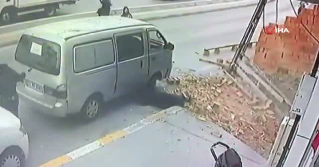 Esenyurt'ta fırtına nedeniyle kiremitler uçtu: 1 kadın ağır yaralı